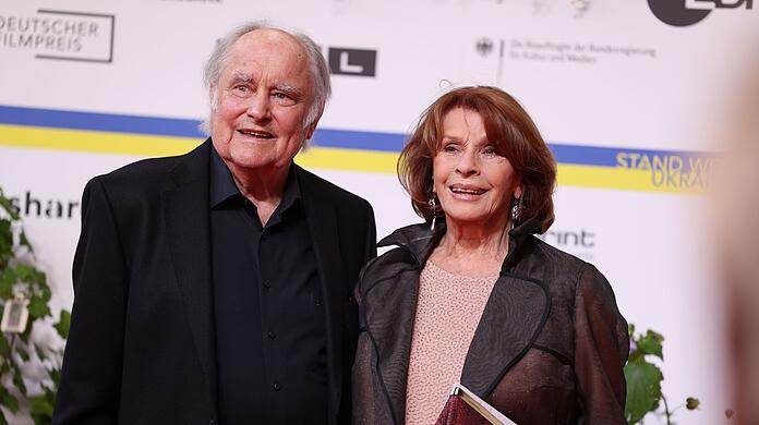 Schauspielerin Senta Berger und ihr Ehemann, Regisseur Michael Verhoeven, kommen zur Verleihung des Deutschen Filmpreises.