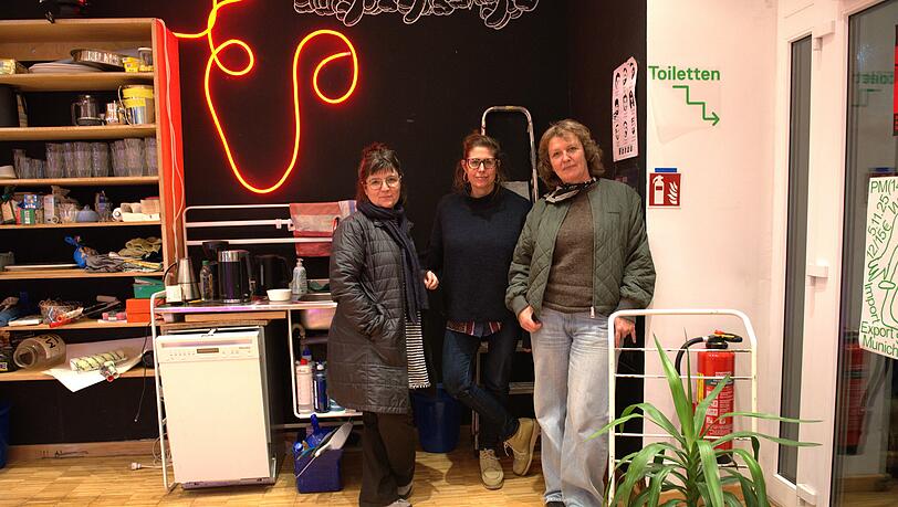 Andrea Schönhofer, Julia Ströder und Leiterin Andrea Huber im Kösk in der Schillerstraße. Noch bis März dürfen sie dort bleiben. Andrea Schönhofer, Julia Ströder und Leiterin Andrea Huber im Kösk in der Schillerstraße. Noch bis März dürfen sie dort bleiben.