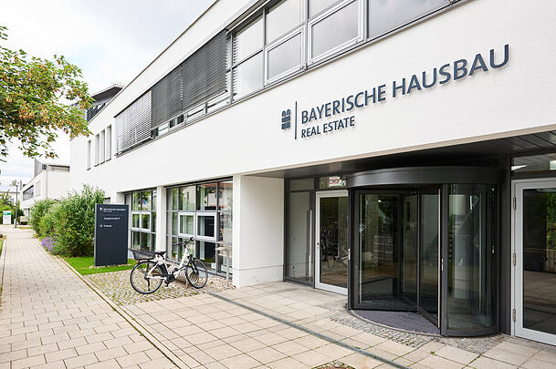 Inzwischen ist die Bayerische Hausbau (BHB) in die zwei Schwestergesellschaften Real Estate und Development aufgeteilt, um flexibler auf die seit 2022 stotternde Immobilienkonjunktur zu reagieren.