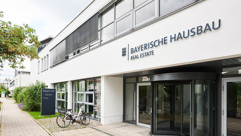 Inzwischen ist die Bayerische Hausbau (BHB) in die zwei Schwestergesellschaften Real Estate und Development aufgeteilt, um flexibler auf die seit 2022 stotternde Immobilienkonjunktur zu reagieren. Inzwischen ist die Bayerische Hausbau (BHB) in die zwei Schwestergesellschaften Real Estate und Development aufgeteilt, um flexibler auf die seit 2022 stotternde Immobilienkonjunktur zu reagieren.
