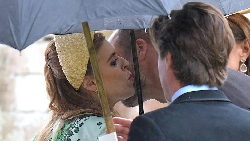Ein Begr&uuml;&szlig;ungskuss von Prinz William f&uuml;r Prinzessin Beatrice sorgt f&uuml;r Schlagzeilen.