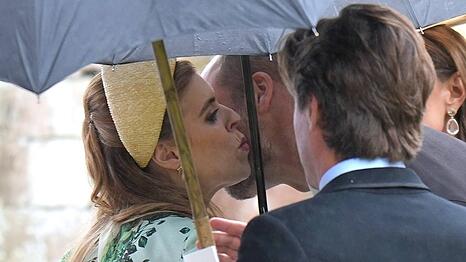 Ein Begr&uuml;&szlig;ungskuss von Prinz William f&uuml;r Prinzessin Beatrice sorgt f&uuml;r Schlagzeilen.
