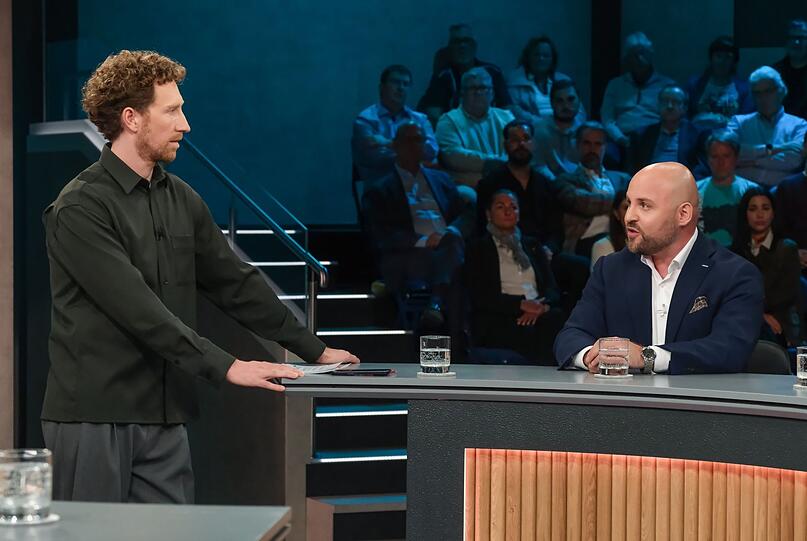 "Ich kann nichts dafür, dass er sich provozieren lässt", sagt AfD-Mann Markus Frohnmaier irgendwann sichtlich erfreut über die Ausfälle von Philipp Amthor. "Ich kann nichts dafür, dass er sich provozieren lässt", sagt AfD-Mann Markus Frohnmaier irgendwann sichtlich erfreut über die Ausfälle von Philipp Amthor.