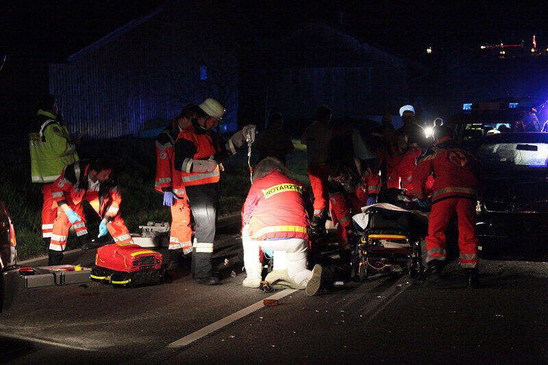 Schwerer Unfall auf der B 15: Zwei Verletzte