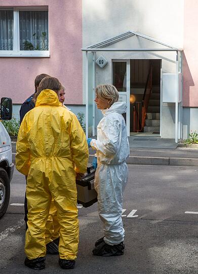 Die Spurensicherung am Tatort. Die Wohngegend gehöre angeblich nicht zu den Problembereichen der Stadt.
