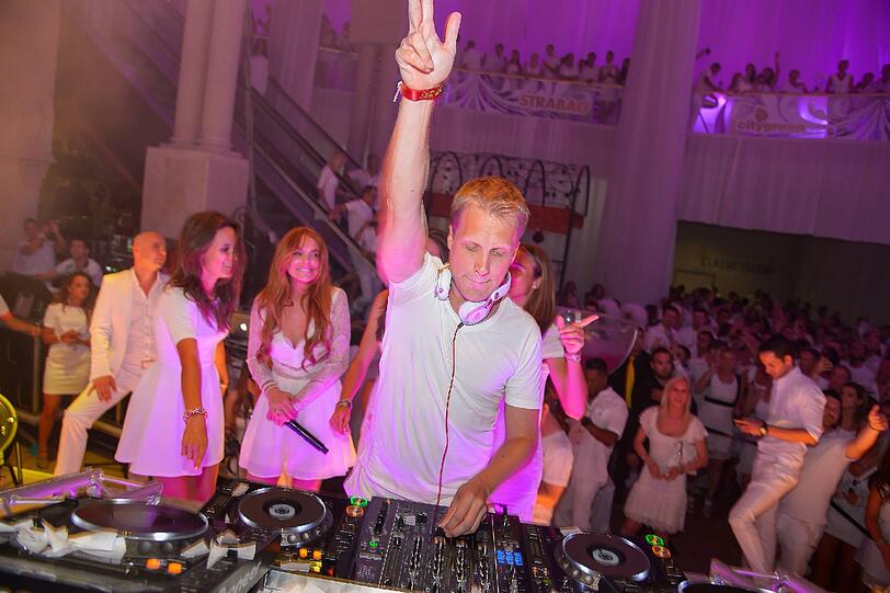 Auch Comedian Oli Pocher war bei der Eröffnung dabei - als DJ. Im Hintergrund: Eine feiernde Lindsay Lohan.