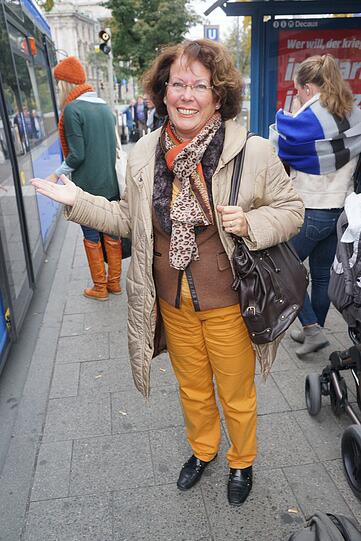Monika Kopp, Beraterin: &bdquo;Ich überlege noch, aufs Auto umzusteigen. Das ergibt allerdings keinen Sinn, weil es bestimmt zu Staus kommen wird. Taxifahren ist deshalb auch keine Lösung. Eine Alternative könnten noch Busse sein, auch wenn die sicher überfüllt sein werden. Ich will mir meine Zeit so stressfrei wie möglich gestalten. Da bleibt mir an sich nur noch die Lösung, zu Hause zu bleiben. Ich habe keine Pflichttermine bis jetzt &ndash; insofern bleibe ich während des Streiks daheim. Man kann den Streik als interessante Übung sehen, entspannt zu bleiben. In anderen Ländern warten die Leute manchmal stundenlang auf einen Bus &ndash; und meditieren einfach, bis der Bus endlich da ist.&ldquo; Foto: Daniel von Loeper