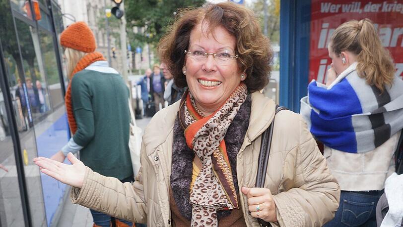 Monika Kopp, Beraterin: &bdquo;Ich überlege noch, aufs Auto umzusteigen. Das ergibt allerdings keinen Sinn, weil es bestimmt zu Staus kommen wird. Taxifahren ist deshalb auch keine Lösung. Eine Alternative könnten noch Busse sein, auch wenn die sicher überfüllt sein werden. Ich will mir meine Zeit so stressfrei wie möglich gestalten. Da bleibt mir an sich nur noch die Lösung, zu Hause zu bleiben. Ich habe keine Pflichttermine bis jetzt &ndash; insofern bleibe ich während des Streiks daheim. Man kann den Streik als interessante Übung sehen, entspannt zu bleiben. In anderen Ländern warten die Leute manchmal stundenlang auf einen Bus &ndash; und meditieren einfach, bis der Bus endlich da ist.&ldquo; Foto: Daniel von Loeper