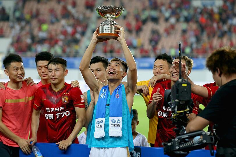 Zhi Zhang, Spieler von Guangzhou Evergrande, hält den Volkswagen Cup in die Höhe.