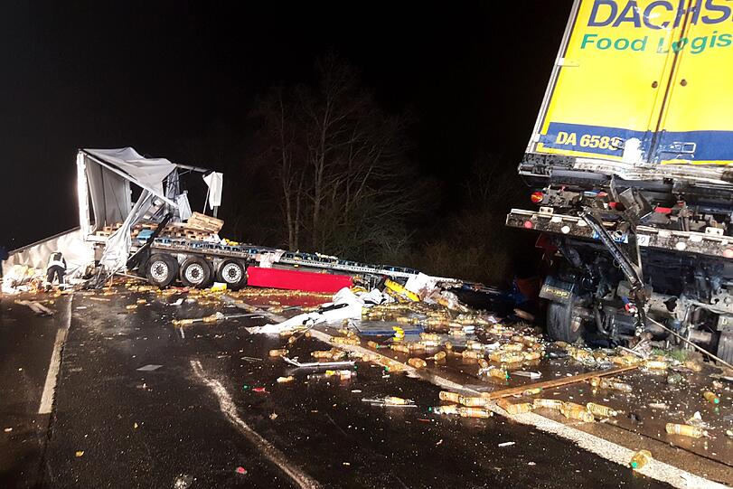 Die A3 glich einem Schlachtfeld: Bei dem Unfall krachten drei Lkws ineinander. Einer verlor dabei 23 Tonnen Salatöl.