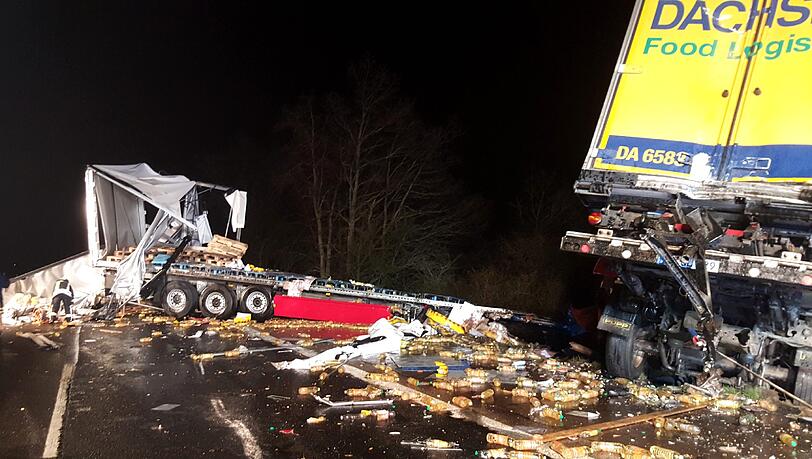 Die A3 glich einem Schlachtfeld: Bei dem Unfall krachten drei Lkws ineinander. Einer verlor dabei 23 Tonnen Salatöl. Die A3 glich einem Schlachtfeld: Bei dem Unfall krachten drei Lkws ineinander. Einer verlor dabei 23 Tonnen Salatöl.