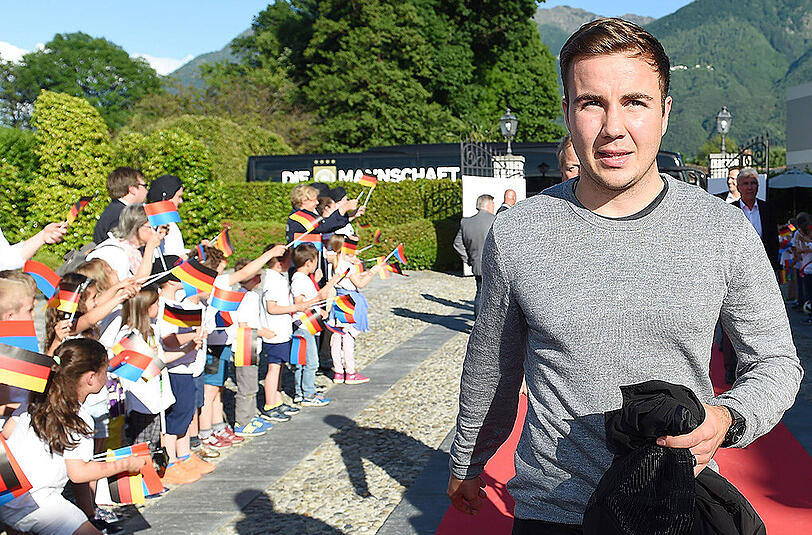 Bayern-Star Mario Götze bei der Ankunft im EM-Trainingslager der deutschen Nationalelf.