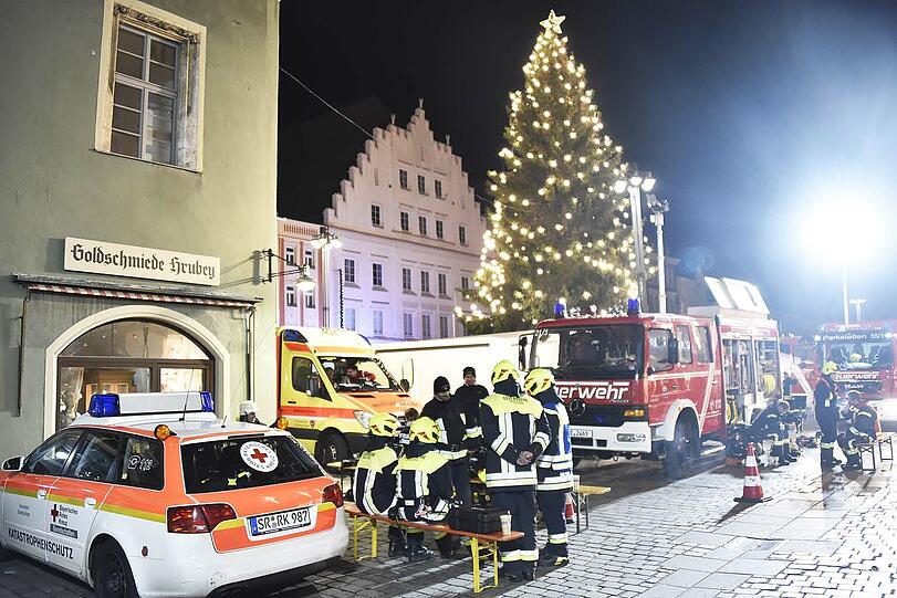 Ein Übergreifen der Flammen auf benachbarte Gebäude konnte die Feuerwehr verhindern.