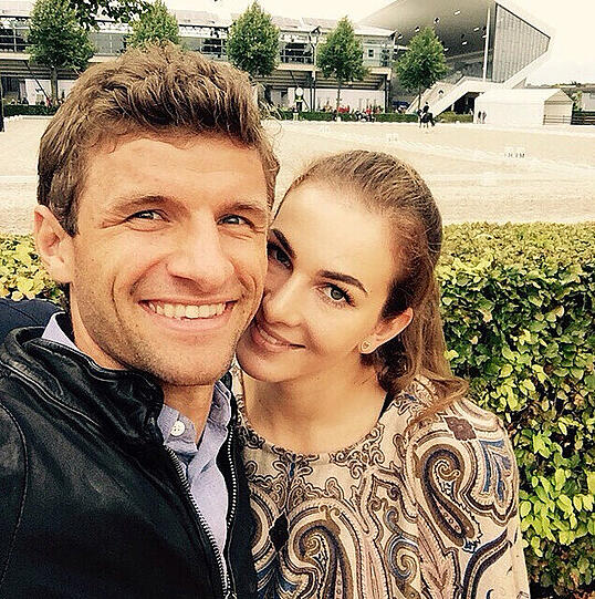 München: Thomas Müller mit seiner Frau Lisa.