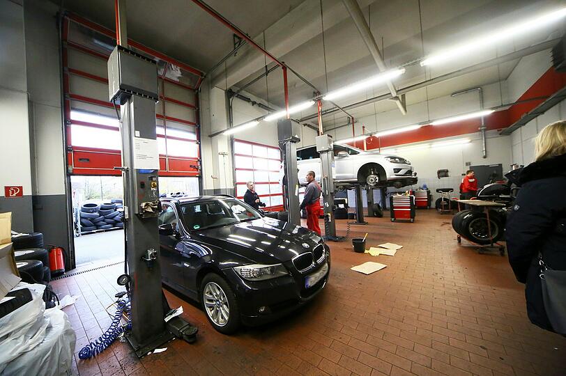 Wenn es an die Reifenwechselzeit geht, geht es munter zu in der Werkstatt: An rund 100 Autos pro Tag werden Reifen aufgezogen.