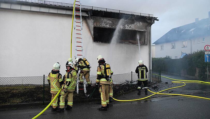 Großeinsatz am Pfingstsonntag: Mehrere Feuerwehren haben in Mühldorf einen Penny-Supermarkt gelöscht. Großeinsatz am Pfingstsonntag: Mehrere Feuerwehren haben in Mühldorf einen Penny-Supermarkt gelöscht.