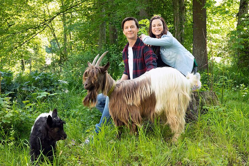 Ab 8. September lösen Jojo und Patricia sonntags um 10 Uhr im Disney Channel abwechselnd verrückte Tierrätsel. Sie machen sich auf die Suche nach einem ganz bestimmten Tier, das drei bestimmte Eigenschaften hat. Zum Beispiel: &bdquo;Finde ein Tier, das sich einkugeln kann, über 100 Füße hat und sich auf sein Essen setzt.&ldquo; Was das wohl sein könnte? Auf der Suche nach dem richtigen Tier reisen die beiden durch Europa und Afrika und begegnen dabei den verschiedensten heimischen Tieren und Exoten!