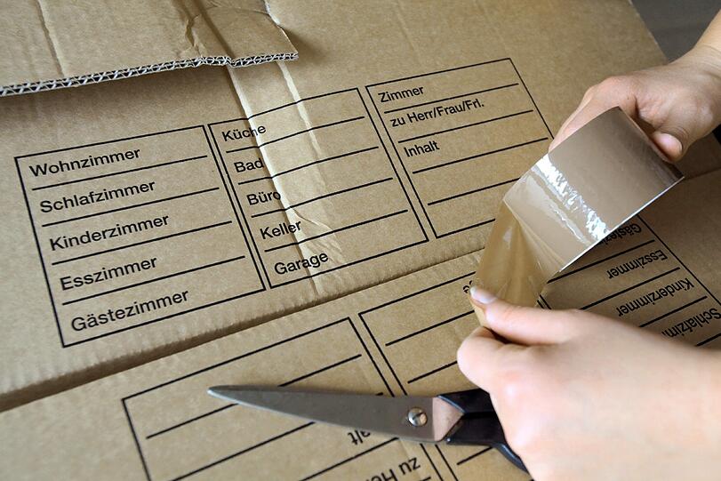 DER UMZUG: Ein beruflich bedingter Umzug liegt schon dann vor, wenn sich ihr Arbeitsweg um eine Stunde verkürzt &ndash; und Sie dürfen auf Geld vom Staat hoffen. Zum einen gibt es die Umzugspauschale (ab März 2012 für Ehepaare 1357 Euro, aber nur bei einem Haushalt). Zum anderen können Sie auch Belege über doppelte Miete, Kosten für den Makler oder das Speditionsunternehmen angeben. Aber auch privat gemietete Umszugstransporter, die Fahrkosten und sogar die Verpflegung am Tag des Umzugs können für Sie steuerlich von Vorteil sein. Die Ausgaben sind in Anlage N einzutragen.