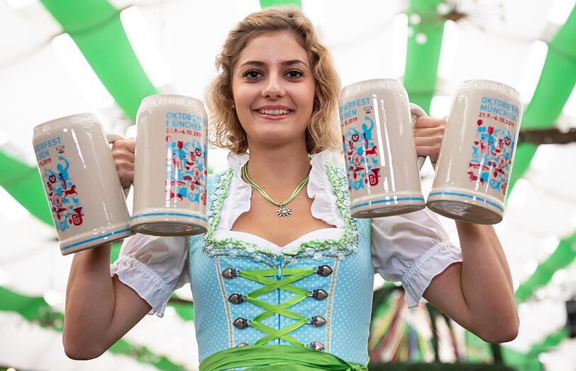Elena Weidlich präsentiert den offiziellen Wiesnkrug im Armbrustschützenzelt.