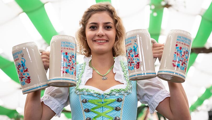 Elena Weidlich präsentiert den offiziellen Wiesnkrug im Armbrustschützenzelt. Elena Weidlich präsentiert den offiziellen Wiesnkrug im Armbrustschützenzelt.