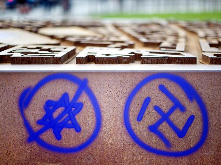 Ein Hakenkreuz und ein durchgestrichener Davidstern an einer Gedenkstätte am Nordbahnhof in Berlin.