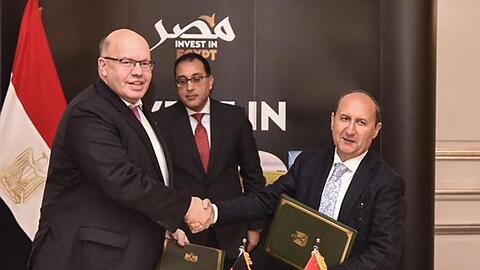 Bundeswirtschaftsminister Peter Altmaier (l) tauscht in Kairo Dokumente mit Amr Nassar, Ägyptens Minister für Industrie, Handel und Handwerk. Im Hintergrund steht Ministerpräsident Mustafa Madbouly.