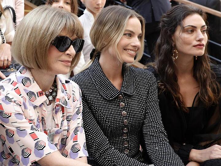 Vogue-Chefredakteurin Anna Wintour (l-r) und die Schauspielerinnen Margot Robbie und Phoebe Tonkin bei der Chanel-Schau.