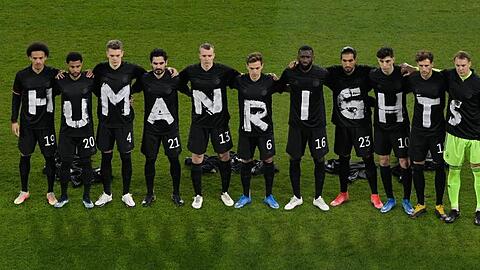 Klares Statement: Die DFB-Elf protestiert vor dem Spiel gegen Island gegen die Arbeitsbedingungen in Katar.