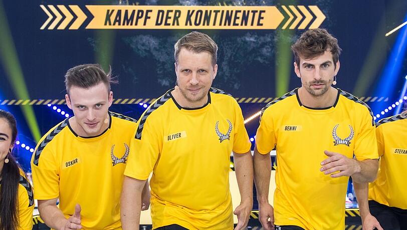 Oliver Pocher inmitten seines "Catch!"-Teams.