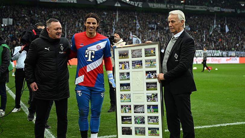 Mönchengladbachs Vizepräsident Rainer Bonhof (r) und Roland Virkus (l) verabschieden Torwart Yann Sommer (M).