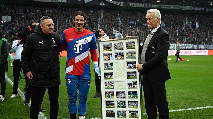 Mönchengladbachs Vizepräsident Rainer Bonhof (r) und Roland Virkus (l) verabschieden Torwart Yann Sommer (M).