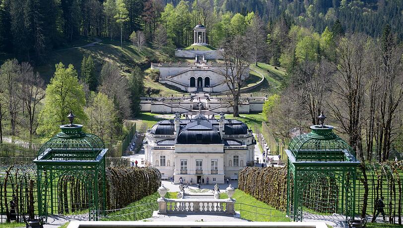 Auch Schloss Linderhof mit seinem Bergpark soll Welterbe werden. (Archivbild) Auch Schloss Linderhof mit seinem Bergpark soll Welterbe werden. (Archivbild)