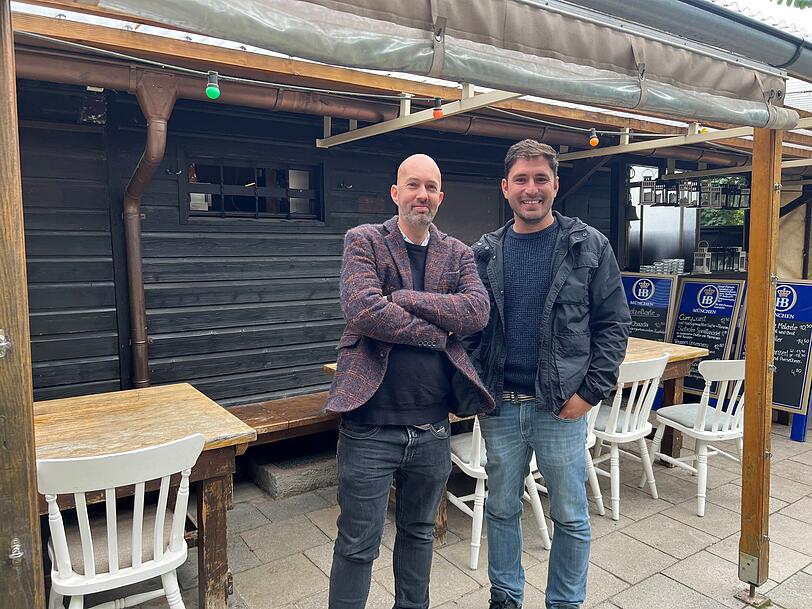 Christian Bade (l.) und Daniel Mizerani öffnen auch bei Regen ihren Biergarten in den Isar-Auen. Christian Bade (l.) und Daniel Mizerani öffnen auch bei Regen ihren Biergarten in den Isar-Auen.