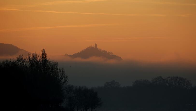"Westalgie" bezeichnet eine nostalgische Sehnsucht nach der alten Bundesrepublik - hier der Drachenfels bei Bonn im Morgenlicht. (Archivbild)