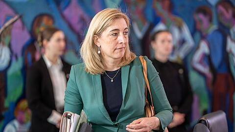Gesundheitsministerin Warken bringt ihr Sparpaket in Bundestag und Bundesrat.