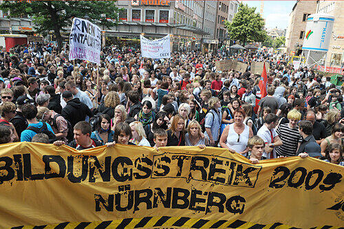 &bdquo;Wir sind hier, und wir sind laut, weil ihr uns die Bildung klaut&ldquo;, riefen die rund 3000 Schüler und Studenten auf ihrem Demonstrationszug quer durch Nürnberg.