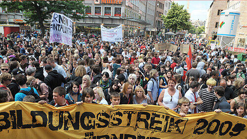 „Wir sind hier, und wir sind laut, weil ihr uns die Bildung klaut“, riefen die rund 3000 Schüler und Studenten auf ihrem Demonstrationszug quer durch Nürnberg. „Wir sind hier, und wir sind laut, weil ihr uns die Bildung klaut“, riefen die rund 3000 Schüler und Studenten auf ihrem Demonstrationszug quer durch Nürnberg.