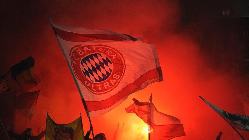 Nur Trikots: Der VfL Wolfsburg verbietet beim Spiel gegen den FC Bayern jegliche Fan-Utensilien um das Zünden von Pyrotechnik zuverhindern. Nur Trikots: Der VfL Wolfsburg verbietet beim Spiel gegen den FC Bayern jegliche Fan-Utensilien um das Zünden von Pyrotechnik zuverhindern.