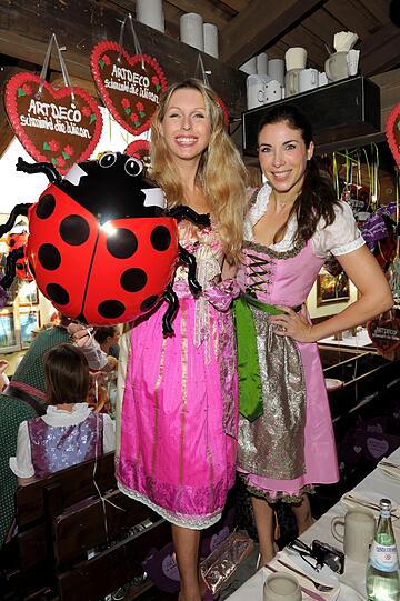 Happy bei Käfer: Sabine Piller und TV-Kollegin Alexandra Polzin (r.).