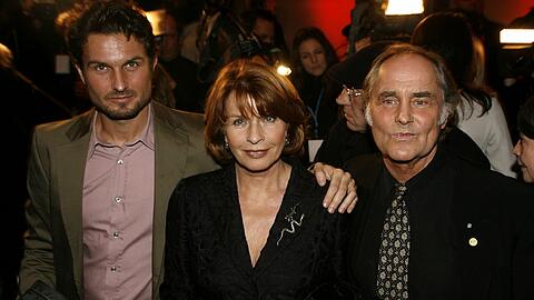 Senta Berger mit ihrem Mann, dem Filmemacher Michael Verhoeven und Sohn Simon Vincent bei der bei der Verleihung des Bayerischen Filmpreises 2006.
