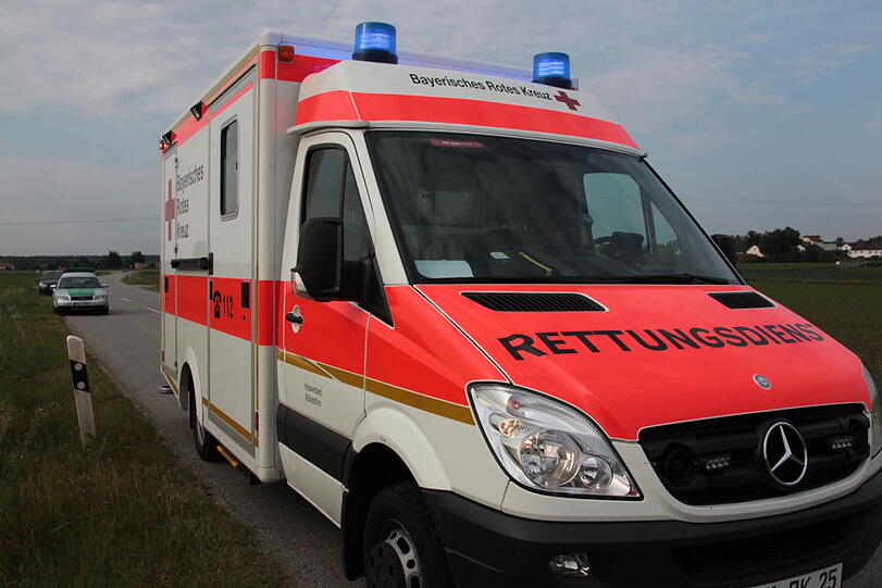Unfall bei Ampfing: Ein Kleinwagen brettert durchs Bankett und landet auf einem Feld auf dem Dach. Der Fahrer wird nur leicht verletzt