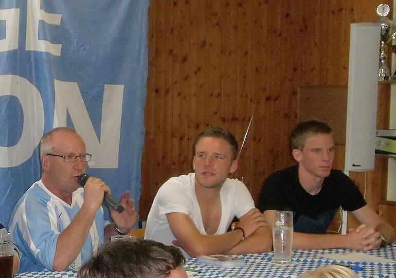 Für Dominik Stahl und Marin Tomasov ging es nach Oberdietfurt zur Saisoneröffnungsfeier der Arge-Region 7. Necat Aygün musste diesen Termin kurzfristig absagen, aber die Besucher sollen vor allem von Stahl sehr begeistert gewesen sein. "Er glänzte mit seiner Lockerheit", hieß es.