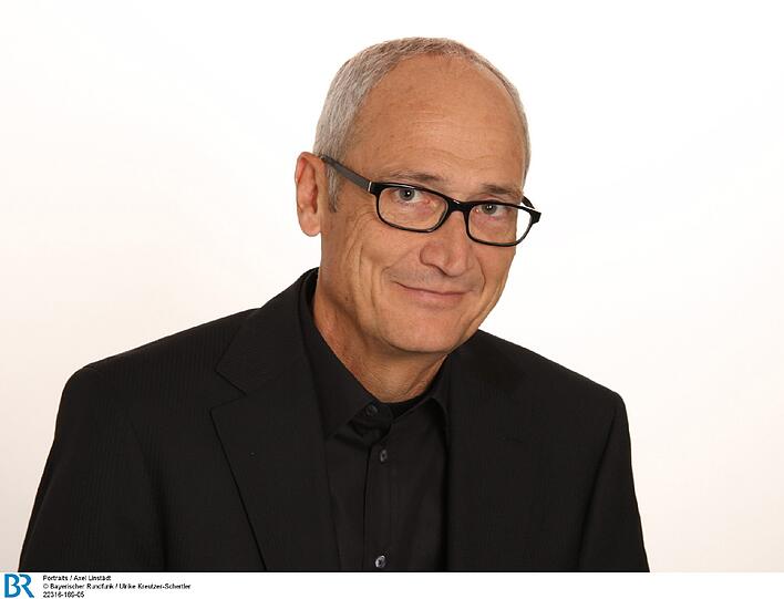 Axel Linstädt, geboren 1947 in Nürnberg, studierte Klavier, war Rockmusiker und komponierte Filmmusiken. Seit 1978 arbeitet er beim Bayerischen Rundfunk, zuletzt als Chef des Programmbereichs BR Klassik.
