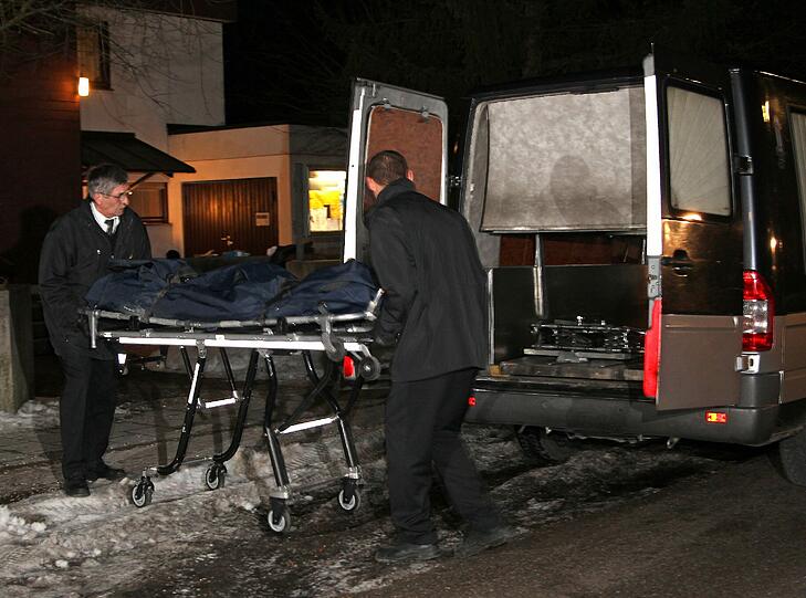 Neubiberg, 20. Februar 2012: Bestatter bringen die tote Simone R. aus der Kirchenwohnung zum Leichenwagen.