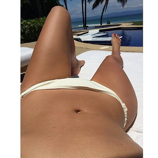 Angeberin! Schön braungebrannt räkelt sich der schöne Hollywood-Star auf der Poolliege in Punta Mita in Mexiko.