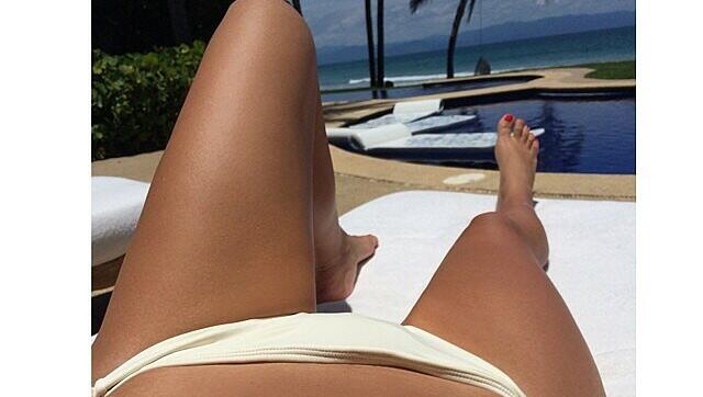 Angeberin! Schön braungebrannt räkelt sich der schöne Hollywood-Star auf der Poolliege in Punta Mita in Mexiko. Angeberin! Schön braungebrannt räkelt sich der schöne Hollywood-Star auf der Poolliege in Punta Mita in Mexiko.
