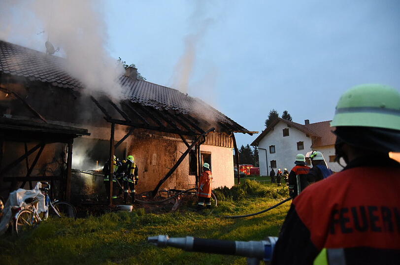 Stundenlang kämpfte die Feuerwehr gegen die Flammen in Vilsheim-Kemoden. Die Bilder vom Einsatz.