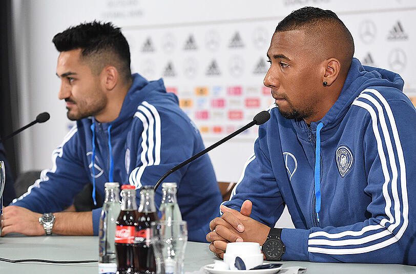 Erntete viel Lob von seinem DFB-Kollegen Ilkay Gündogan (links): Bayern-Defensivkünstler Jerome Boateng.