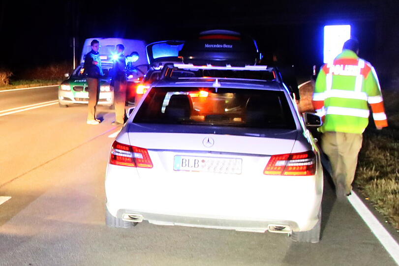 In der Nähe von Altötting konnte die Polizei einen volltrunkenen Fahrer erst durch den Einsatz eines Nagelbretts stoppen.