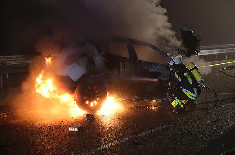 Löascharbeiten auf der B12: Das Auto des 32-Jährigen war nach dem Aufprall in Flammen aufgegangen.